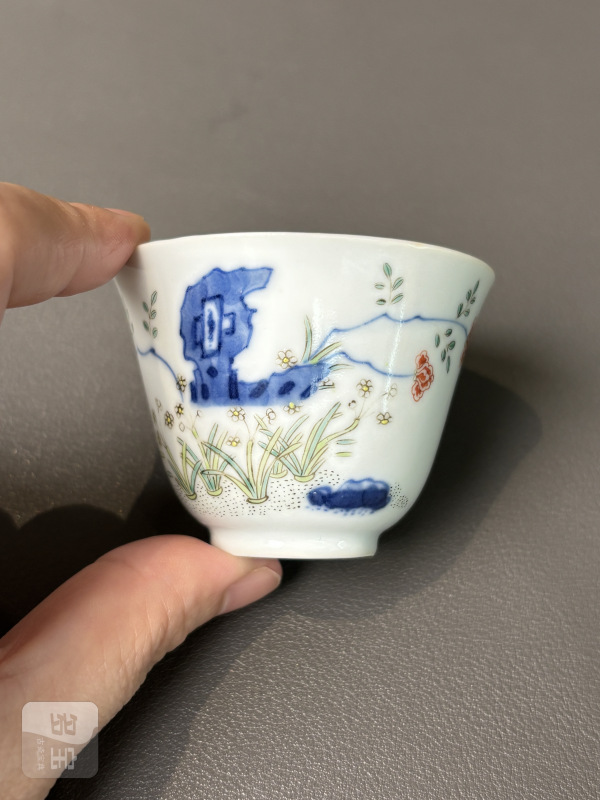 清道光 青花五彩洞石水仙图杯 - 图2